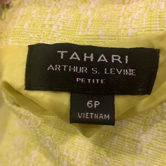 Tahari bright green dress. Missing the suit. In great condition - Picture 4 of 5
